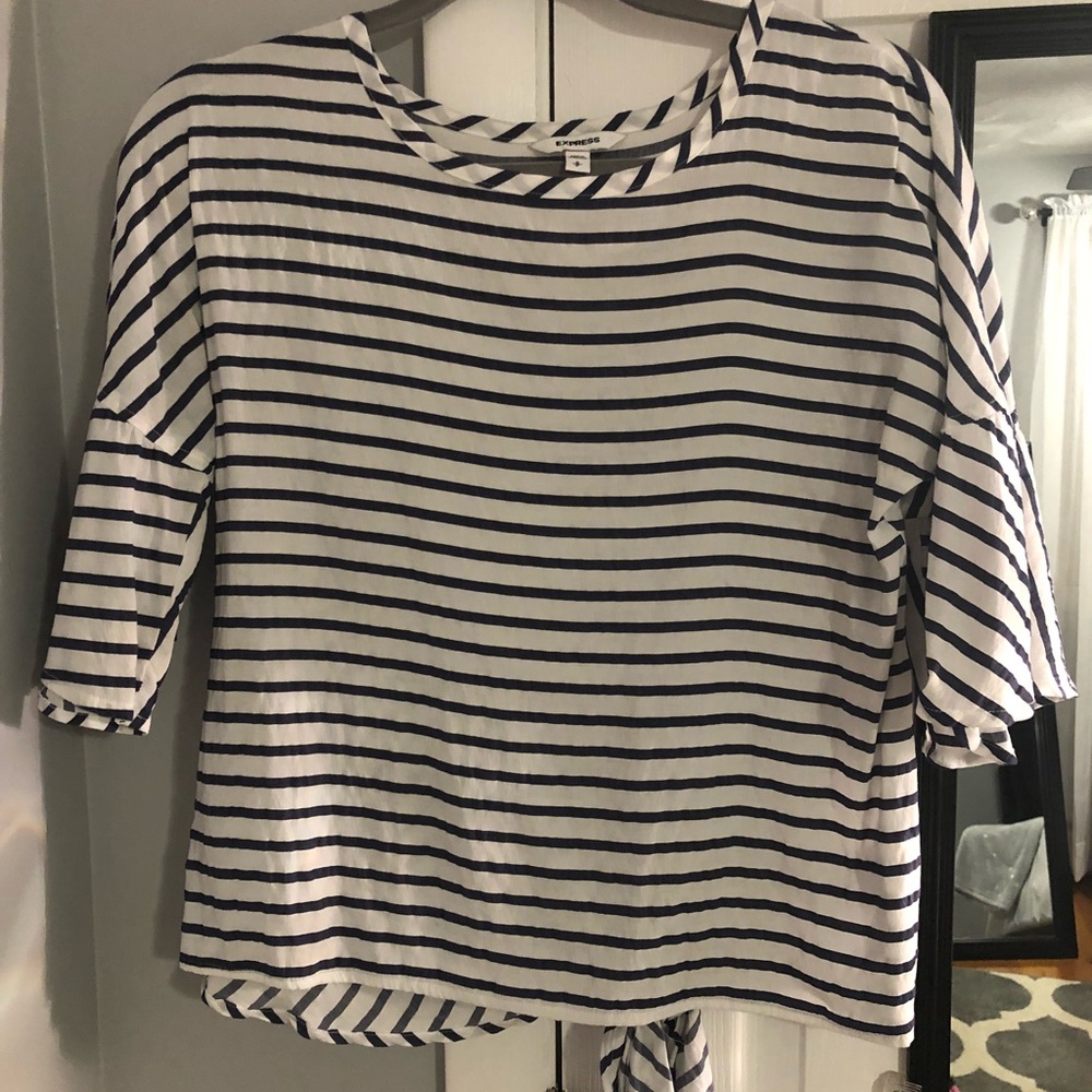 Express shirt with tie in the back